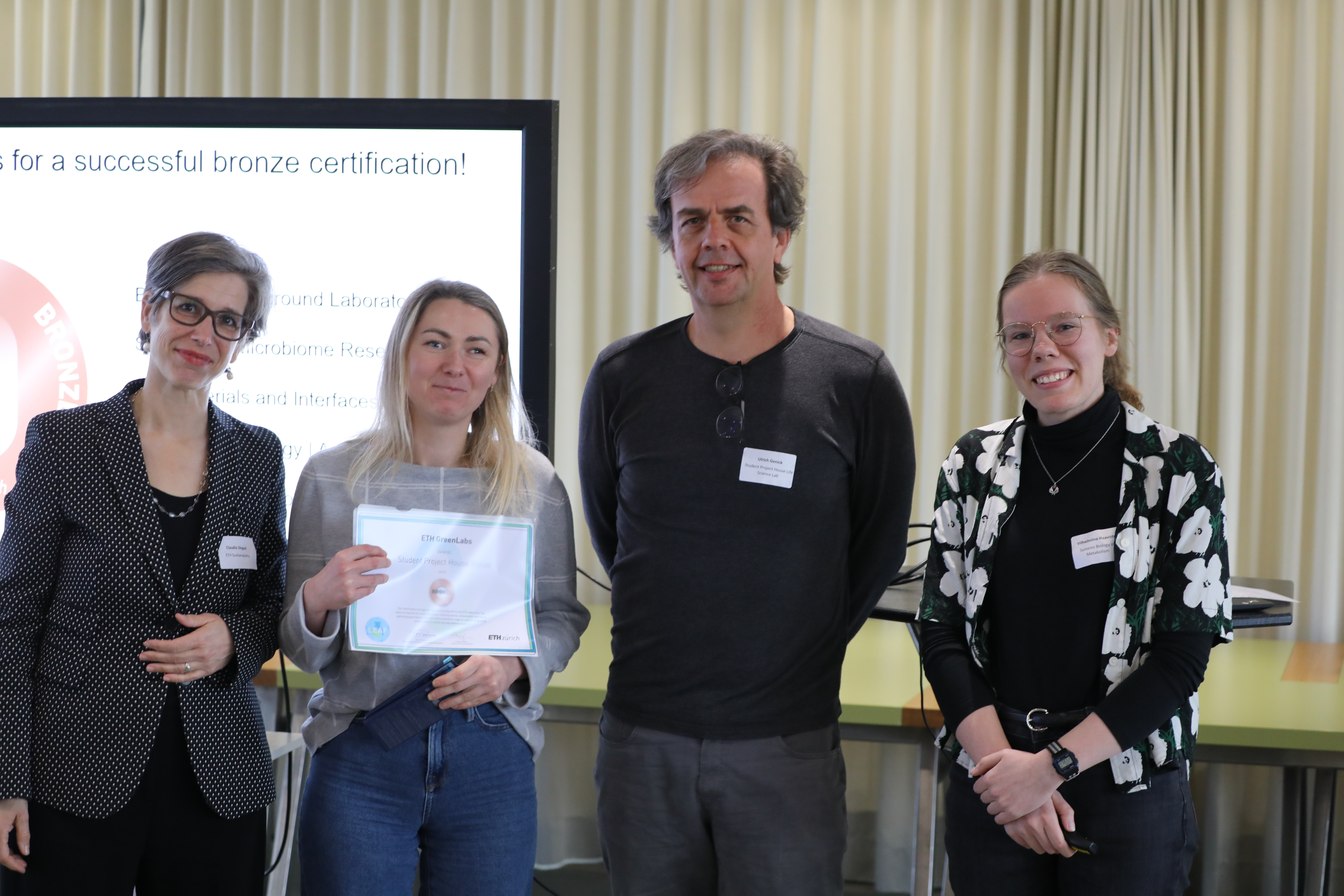 Tetiana and Ulrich receiving our Life Science Lab Bronze Certification